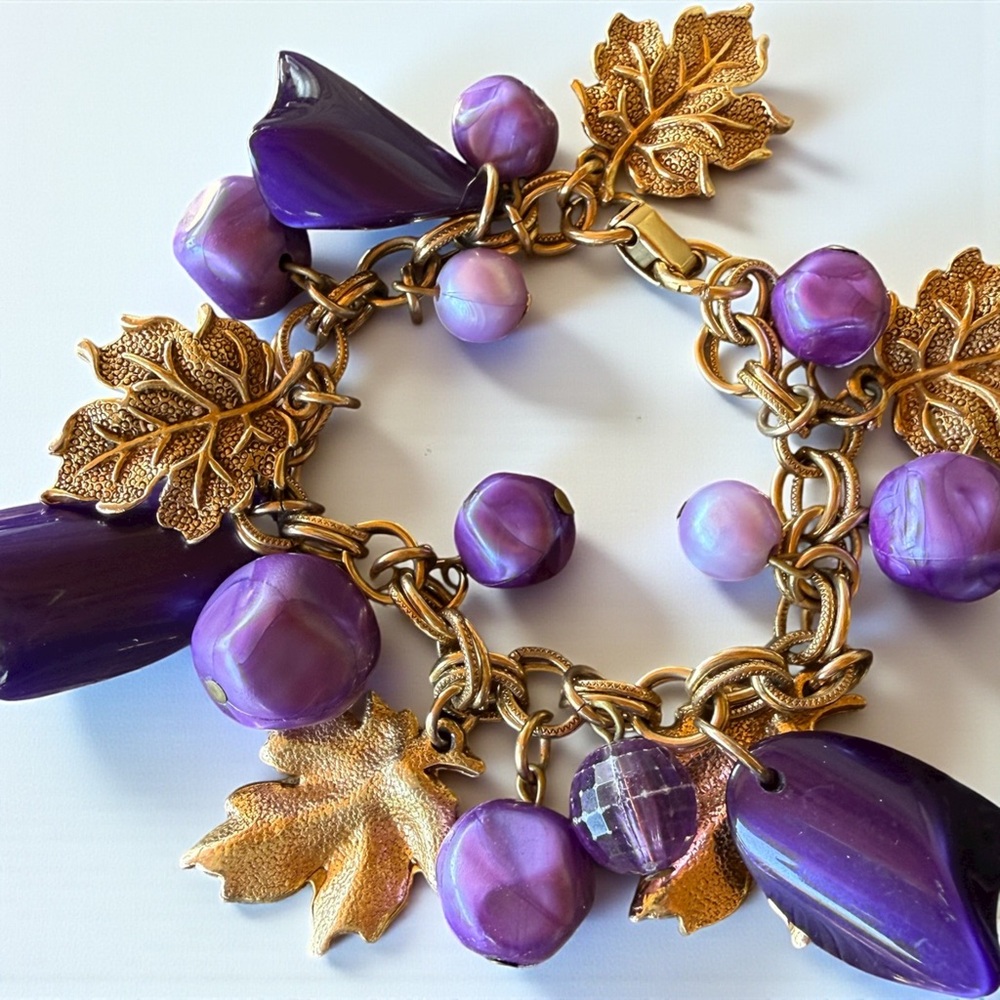 Vintage Purple Lucite Acrylic Gold Tone Dangle charm bracelet leaves 7.5 inches